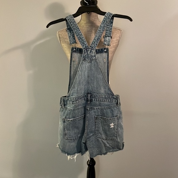 H&M distressed short overalls.  Size 4 in great condition. - Picture 3 of 5